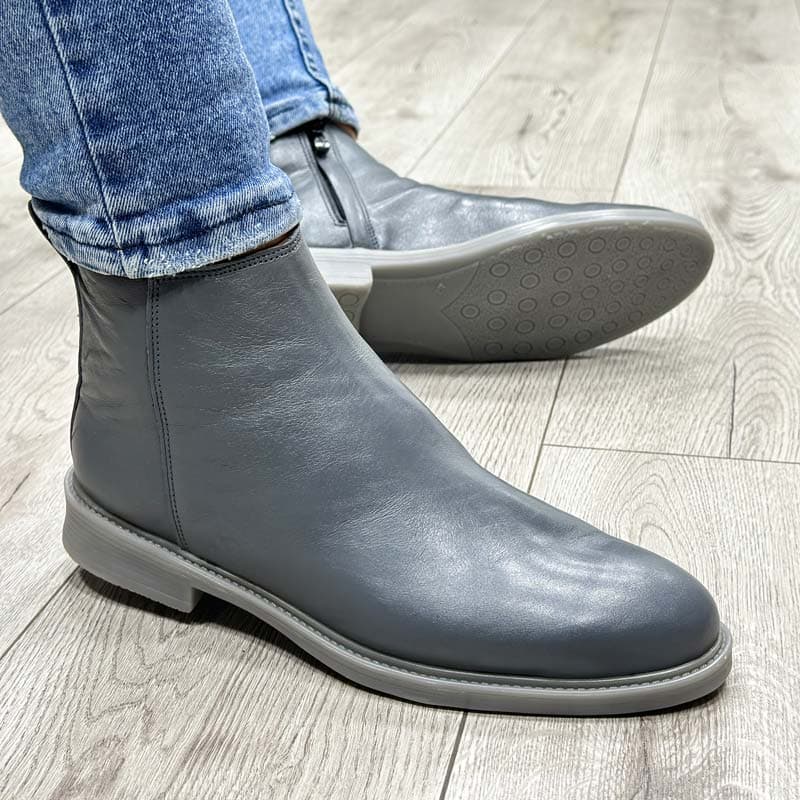 بوت مردانه مدل چلسی چرم طبیعی رنگ طوسی زیپدار کد 8871 — تصویر ۲