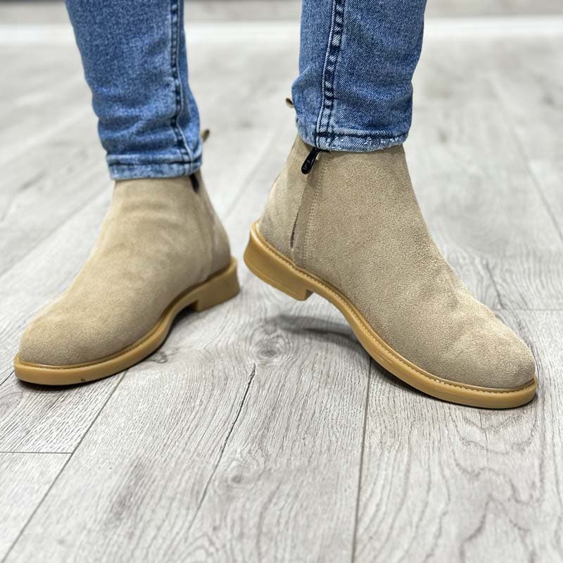 بوت مردانه مدل چلسی زیپدار چرم طبیعی جیر رنگ خاکی کد 95000 — تصویر ۵
