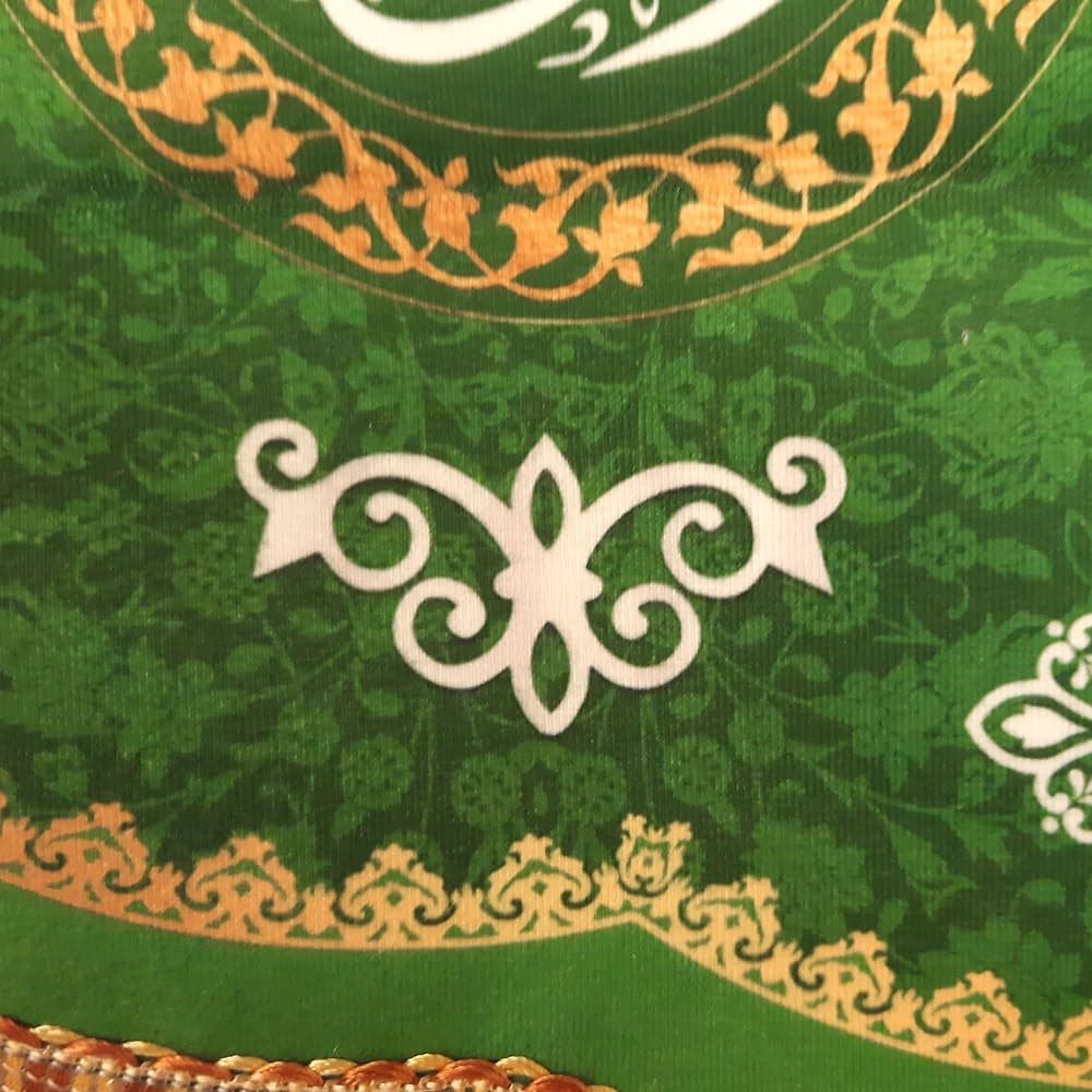 کتیبه مخمل علی بن ابی طالب یا امیر المومنین یا وصی رسول الله زمینه سبز — تصویر ۵