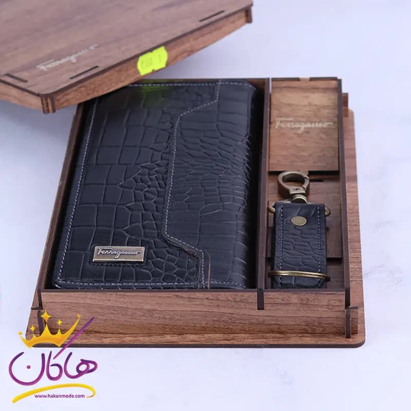 ست کیف کتی و جاکلیدی چرم پوست ماری فراگامو 300 — تصویر ۴