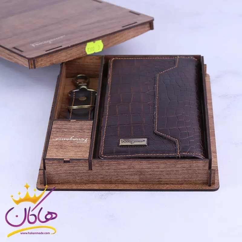 ست کیف کتی و جاکلیدی چرم پوست ماری فراگامو 300 — تصویر ۲