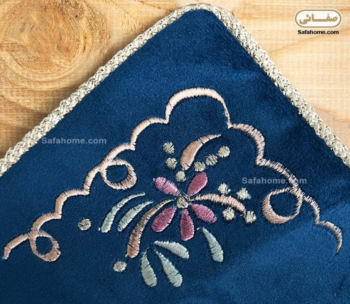 جانماز کیفی گلدوزی برجسته ملیسا سورمه ای کد 4 — تصویر ۲