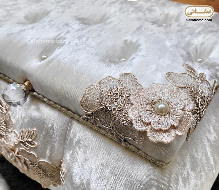 سرویس صندوقچه مخمل 5 تکه طرح گل برجسته کلارا شیری — تصویر ۴
