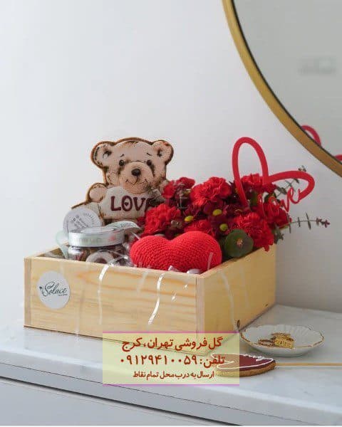 گل و شکلات رز آبی ولنتاین در گلفروشی باغ فردوس