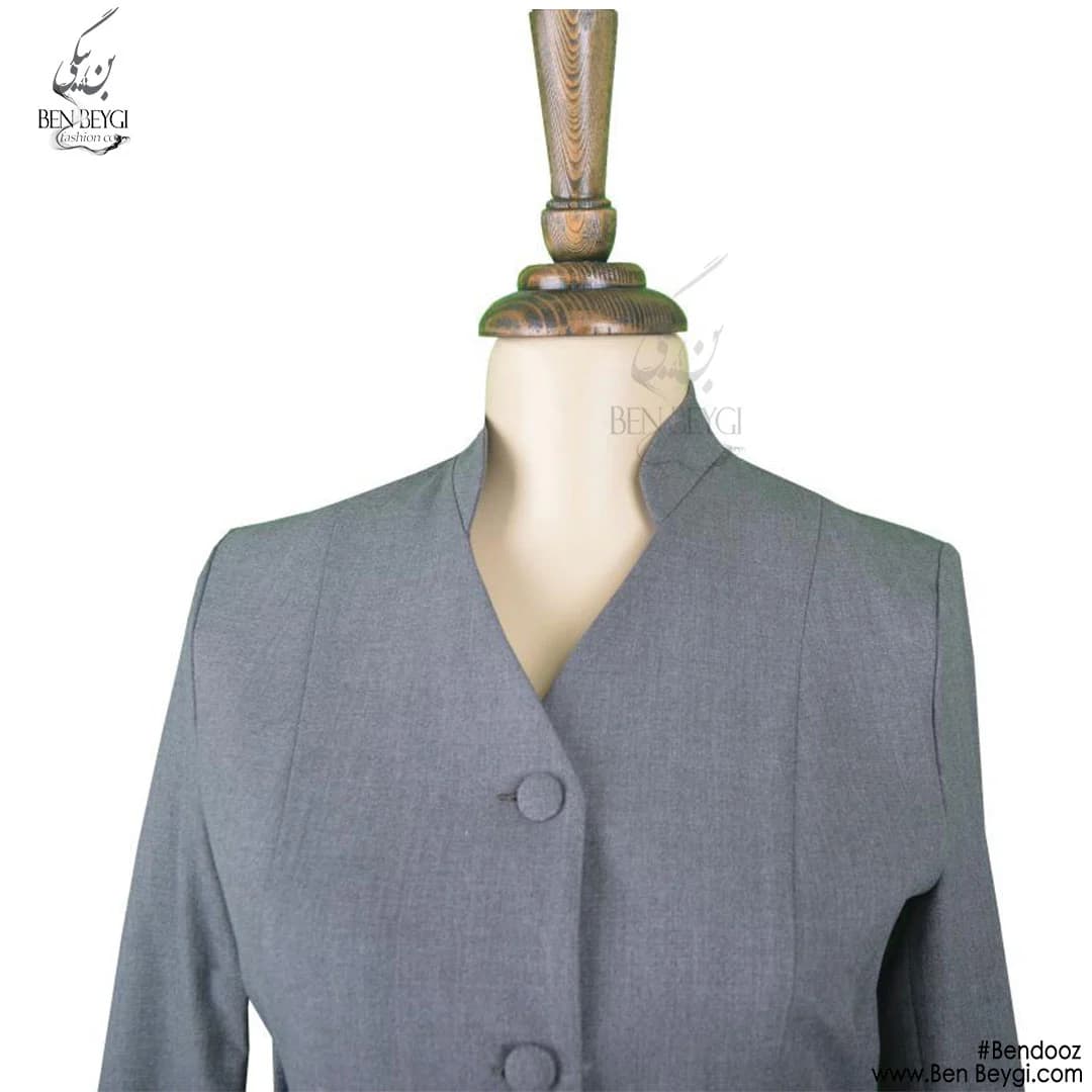 مانتو شلوار اداری طوسی کتی یقه ایستاده دو جیب درب دار بزیاق کد 10136 — تصویر ۲