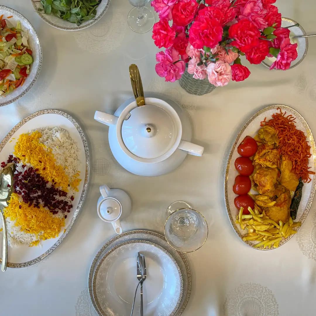 رومیزی ژاگارد مستطیل طرح رومانس رزین تاژ — تصویر ۳