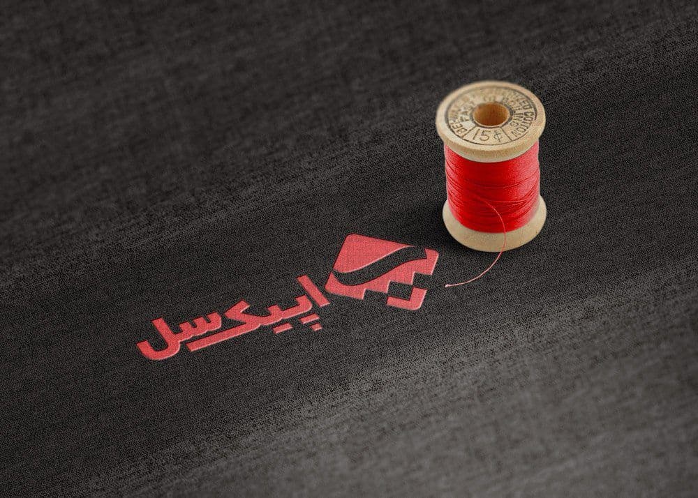 موکاپ لوگو دوخت شده روی پارچه بهمراه قرقره نخ — تصویر ۳