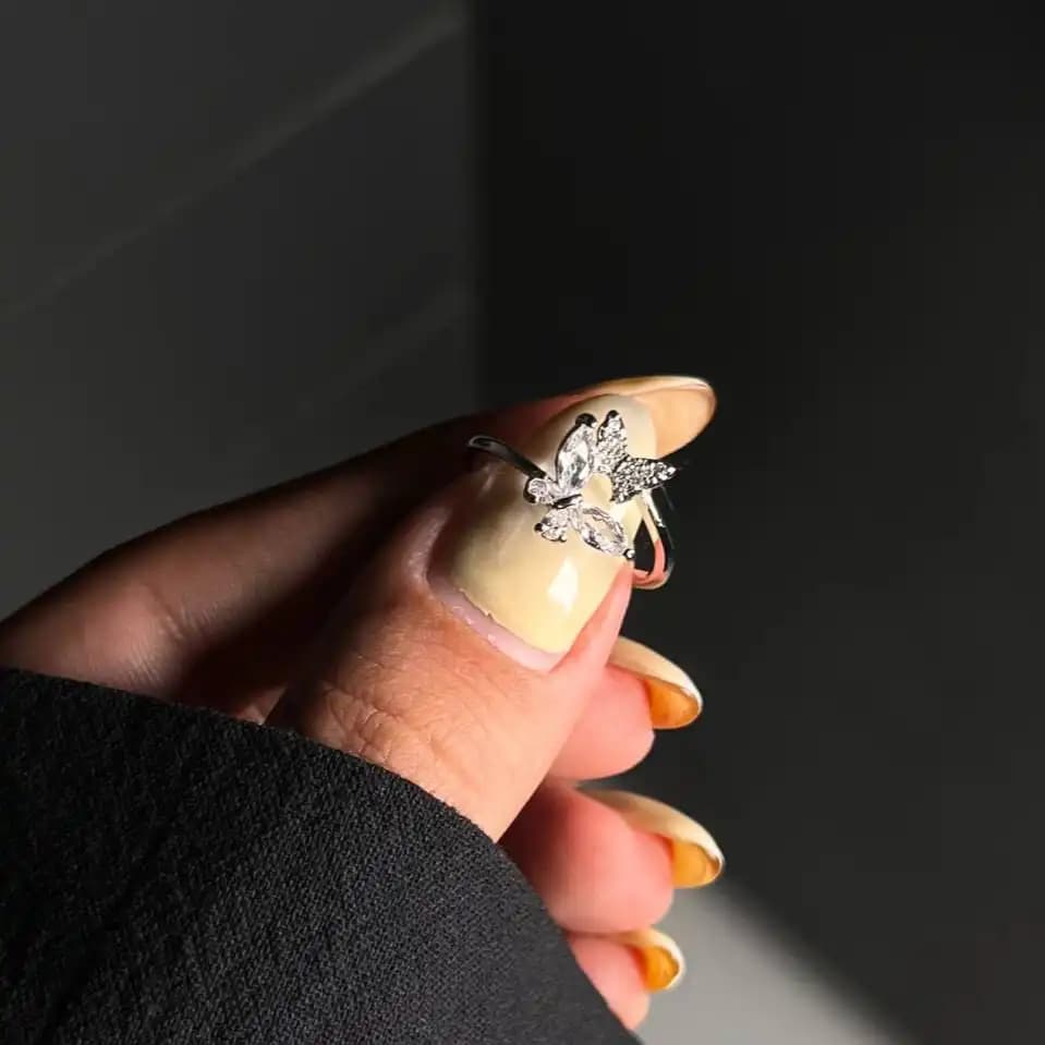 انگشتر زنانه و دخترانه جواهری طرح پروانه ای ضد حساسیت رنگ ثابت فری سایز کد atk — تصویر ۲