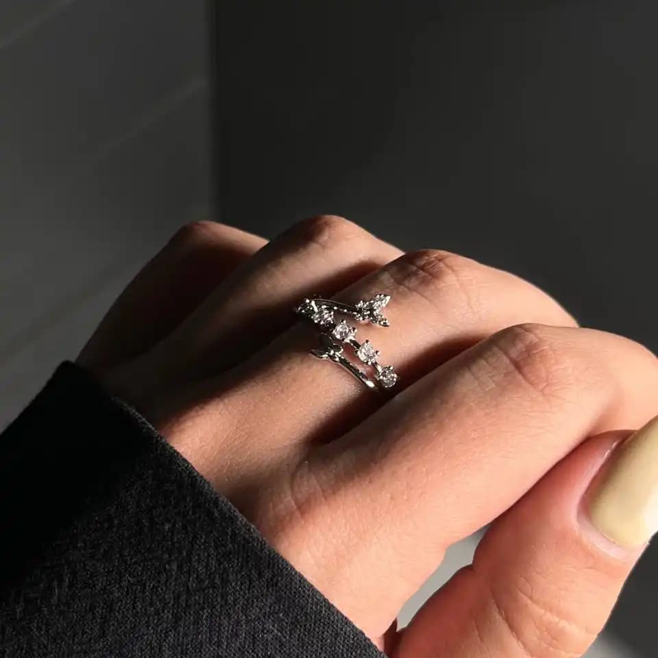 انگشتر زنانه و دخترانه جواهری طرح پروانه ای رنگ نقره ای ضد حساسیت رنگ ثابت فری سایز کد atk — تصویر ۲