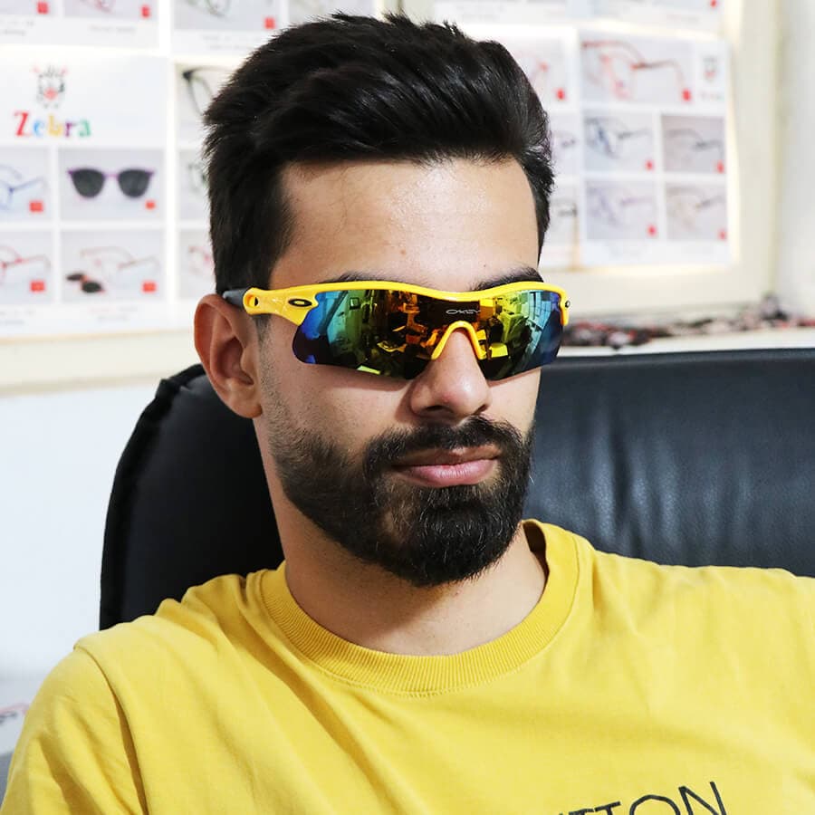 عینک ورزشی اوکلی OAKLEY نیم فریم و قرمز رنگ با عدسی دودی تیره مدل 9164 — تصویر ۲