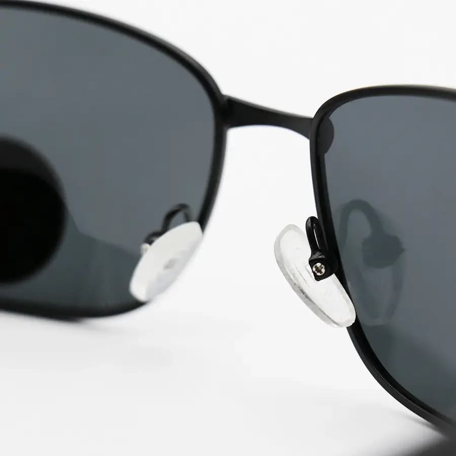 عینک آفتابی Ray-Ban با فریم مستطیلی شکل، مشکی رنگ، لنز پلاریزه و دودی تیره مدل P2970 — تصویر ۷