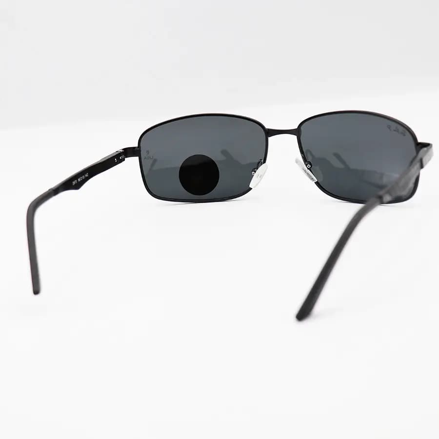 عینک آفتابی Ray-Ban با فریم مستطیلی شکل، مشکی رنگ، لنز پلاریزه و دودی تیره مدل P2970 — تصویر ۳