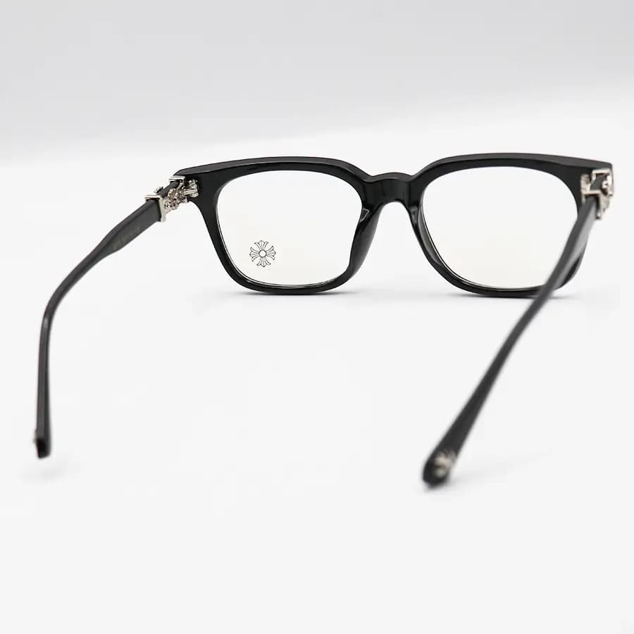 عینک Chrome Hearts با فریم مستطیلی شکل، رنگ مشکی براق و لنز بیرنگ و قابل تعویض مدل 2273 — تصویر ۴