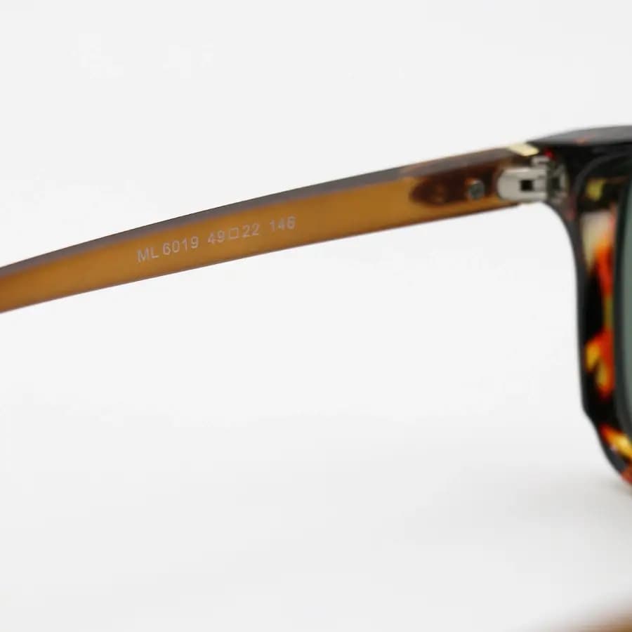 عینک آفتابی Moscot با فریم مربعی شکل، رنگ هاوانا براق، دسته قهوهای مات و عدسی سبز تیره مدل 6019 — تصویر ۷