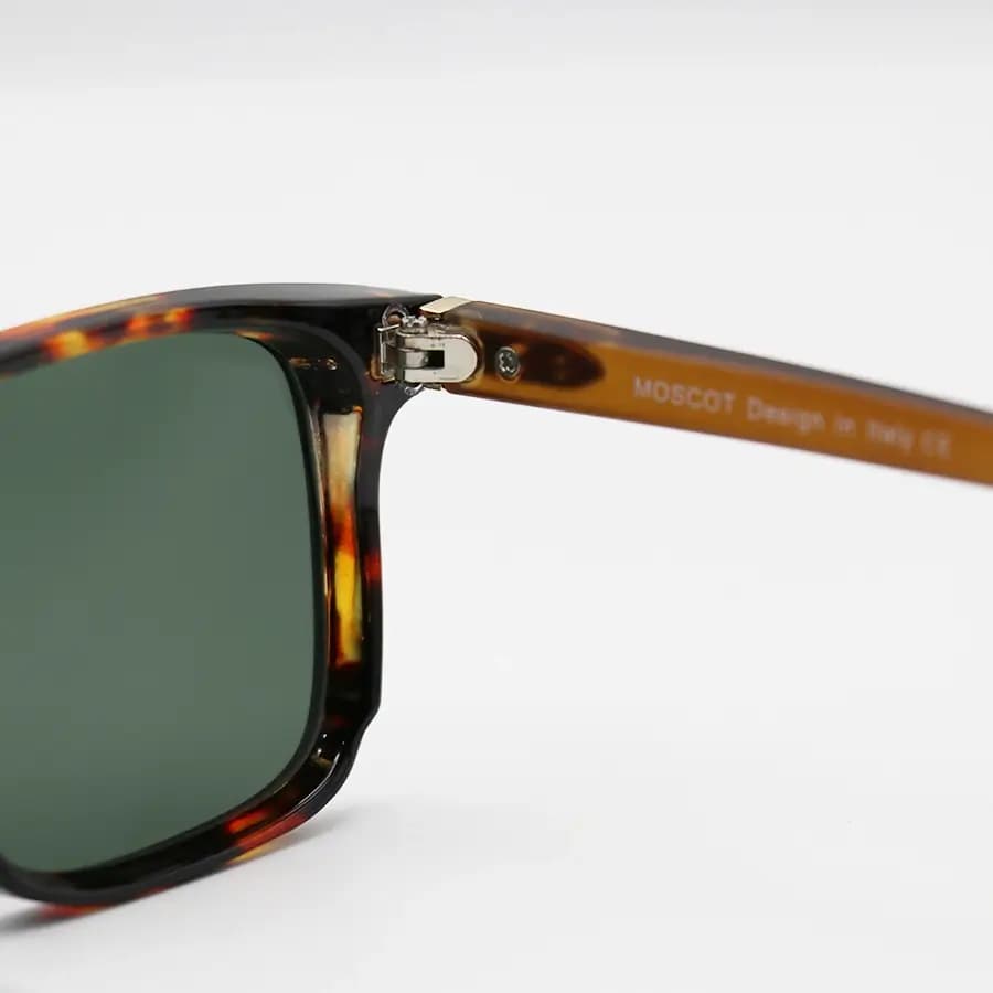 عینک آفتابی Moscot با فریم مربعی شکل، رنگ هاوانا براق، دسته قهوهای مات و عدسی سبز تیره مدل 6019 — تصویر ۵