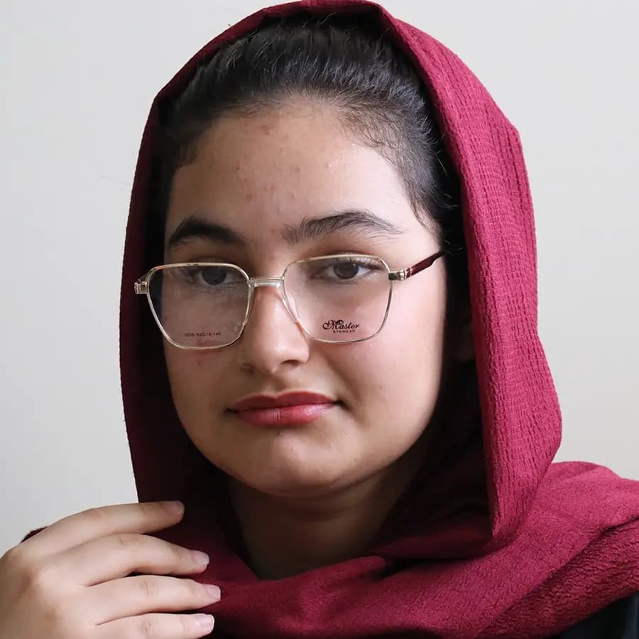 فریم عینک طبی با فریم رنگ نوک مدادی، شکل چندضلعی، از جنس فلزی و لولا فنردار مدل 2205 — تصویر ۲