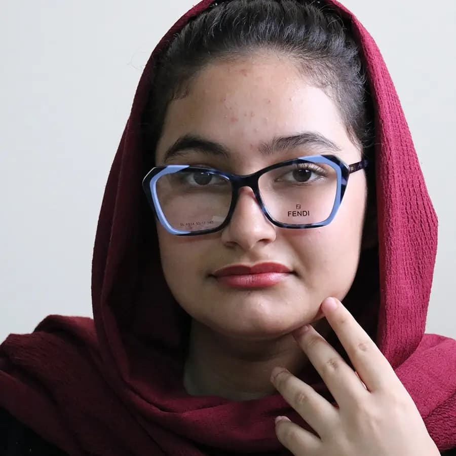 عینک طبی زنانه فندی با فریم آبی چندرنگ، شکل بال پروانهای، از جنس استات و دسته سیمدار و لولا فنری مدل SL-A614 — تصویر ۲