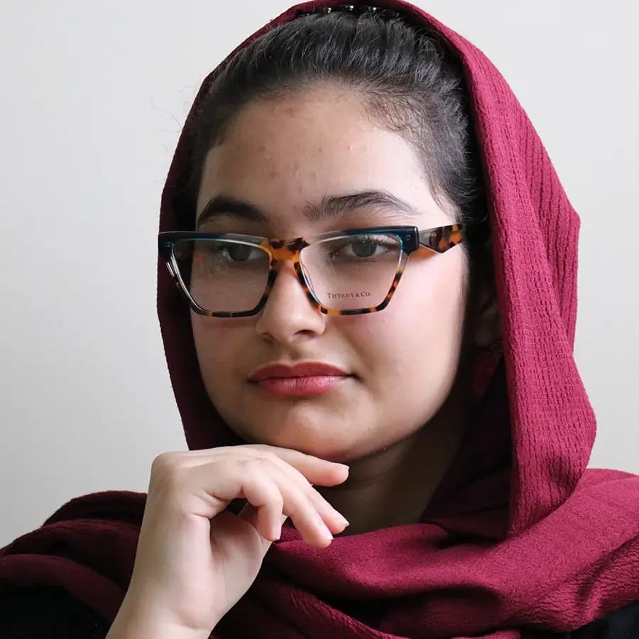 عینک طبی زنانه تیفانی با فریم سبز و قرمز، شکل چشم گربهای، از جنس استات و دسته سبز و قرمز و سیمدار و لولا فنری مدل XL6030 — تصویر ۲