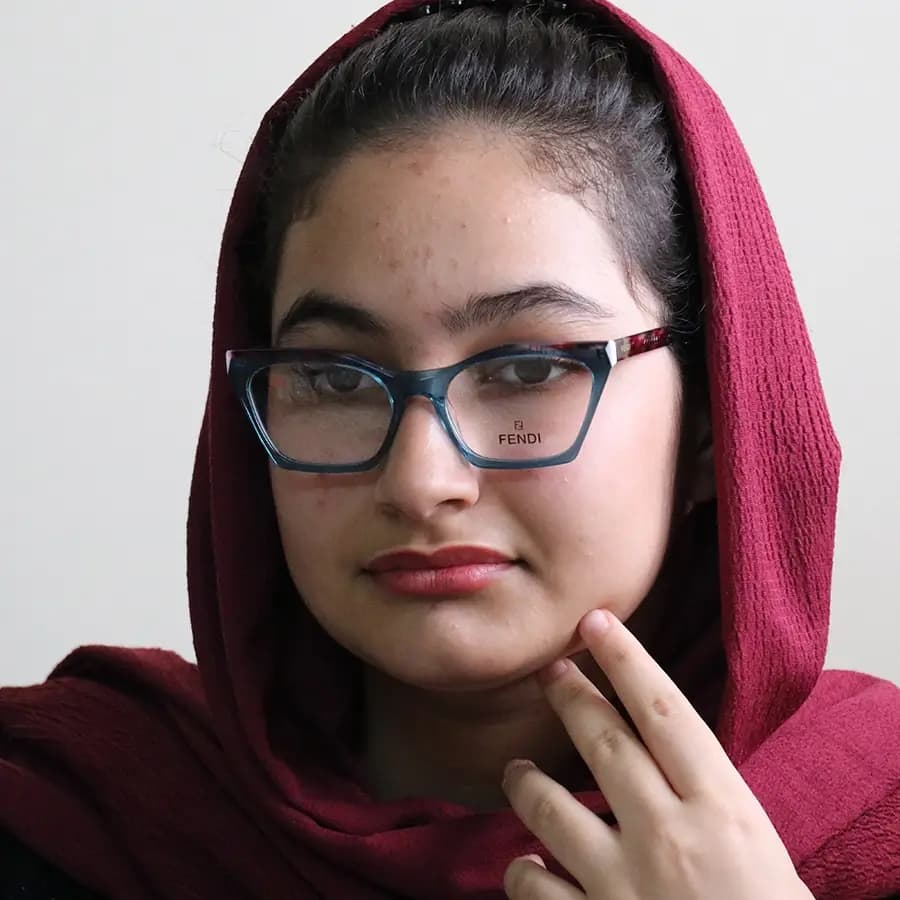 عینک طبی زنانه Fendi با فریم رنگ سبز، شکل چشم گربهای، از جنس استات و دسته رنگ قرمز و سیمدار و لولا فنردار مدل XL6028 — تصویر ۲