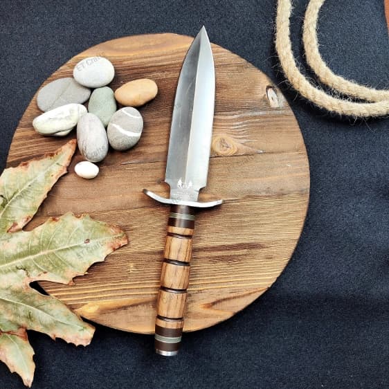 چاقو شکاری سفارشی دو لبه حسین نوری طرح دگر با تیغه فولاد 80CRV2 (سنگشور) و دسته طرحدار ترکیبی چوب و میکارتا و فیبر و فلز (دستساز زنجان)