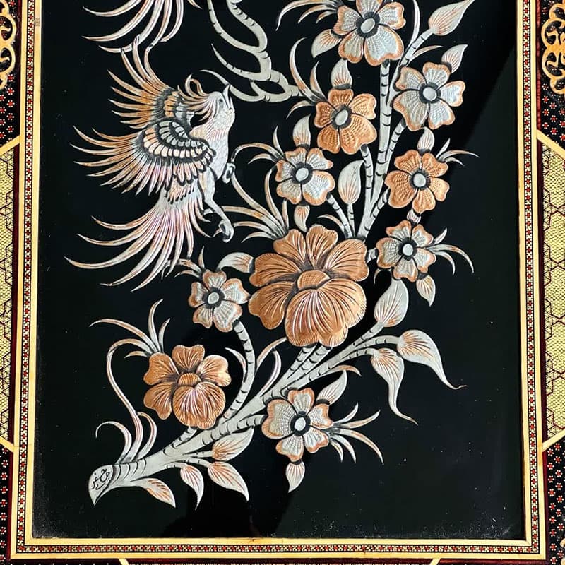 تابلو قلم زنی 50در80 عمودی اثر استاد جعفری با قاب خاتم کاری اعلا — تصویر ۳