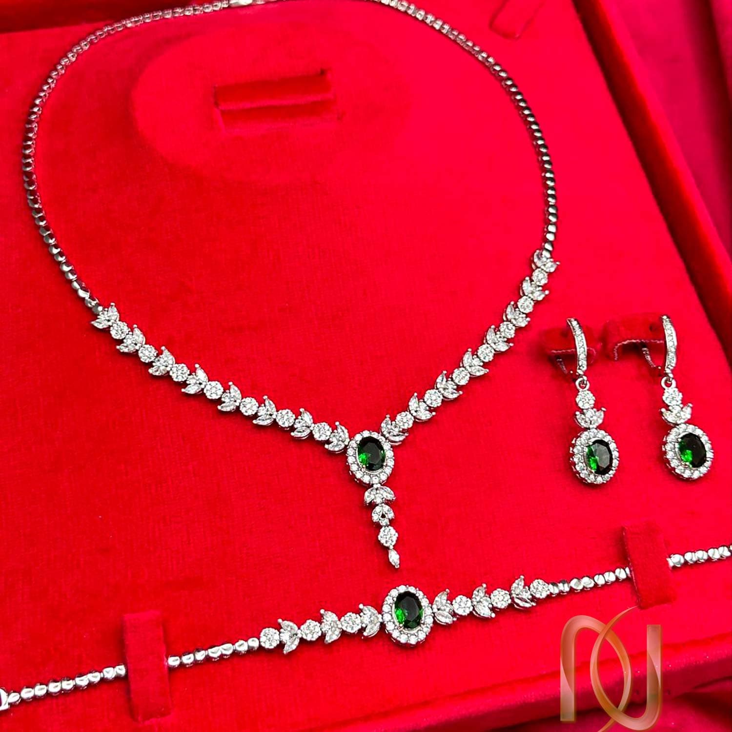 سرویس نقره جواهری عروس نگین سبز آبکاری طلا سفید ce-n129 — تصویر ۳