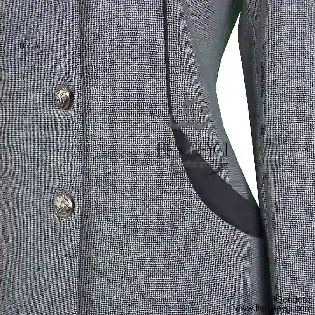 مانتو شلوار اداری طوسی یقه گرد ساتن دوزی مغزی دوزی دو جیب پارچه بزیاق کد 7474 — تصویر ۳