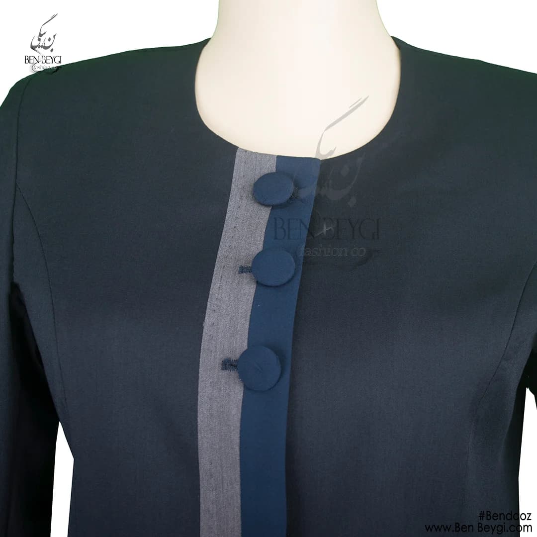 مانتو شلوار اداری سرمه ای یقه گرد بانتو دوزی نواردوزی پارچه فیونا کد 7308 — تصویر ۲