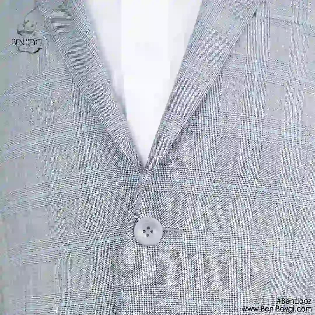 کت و شلوار اداری مردانه پارچه فاستونی رنگ طوسی طرح چهارخانه خط آبی یقه انگلیسی کد 5366 — تصویر ۳