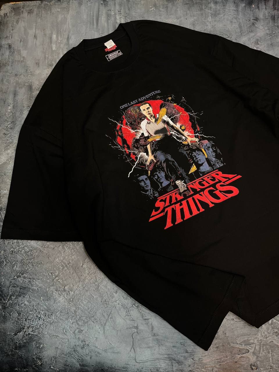 تیشرت نخ پنبه طرح Stranger Things ONE LAST ADVENTURE — تصویر ۱۲