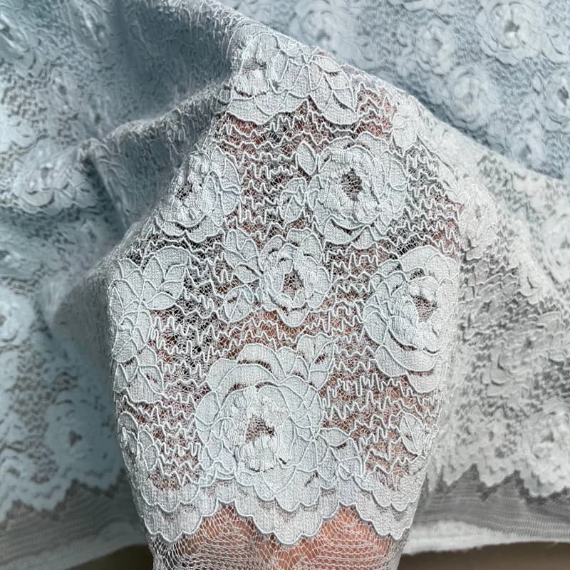 پارچه دانتل کش طرح رز آبی آسمانی — تصویر ۴
