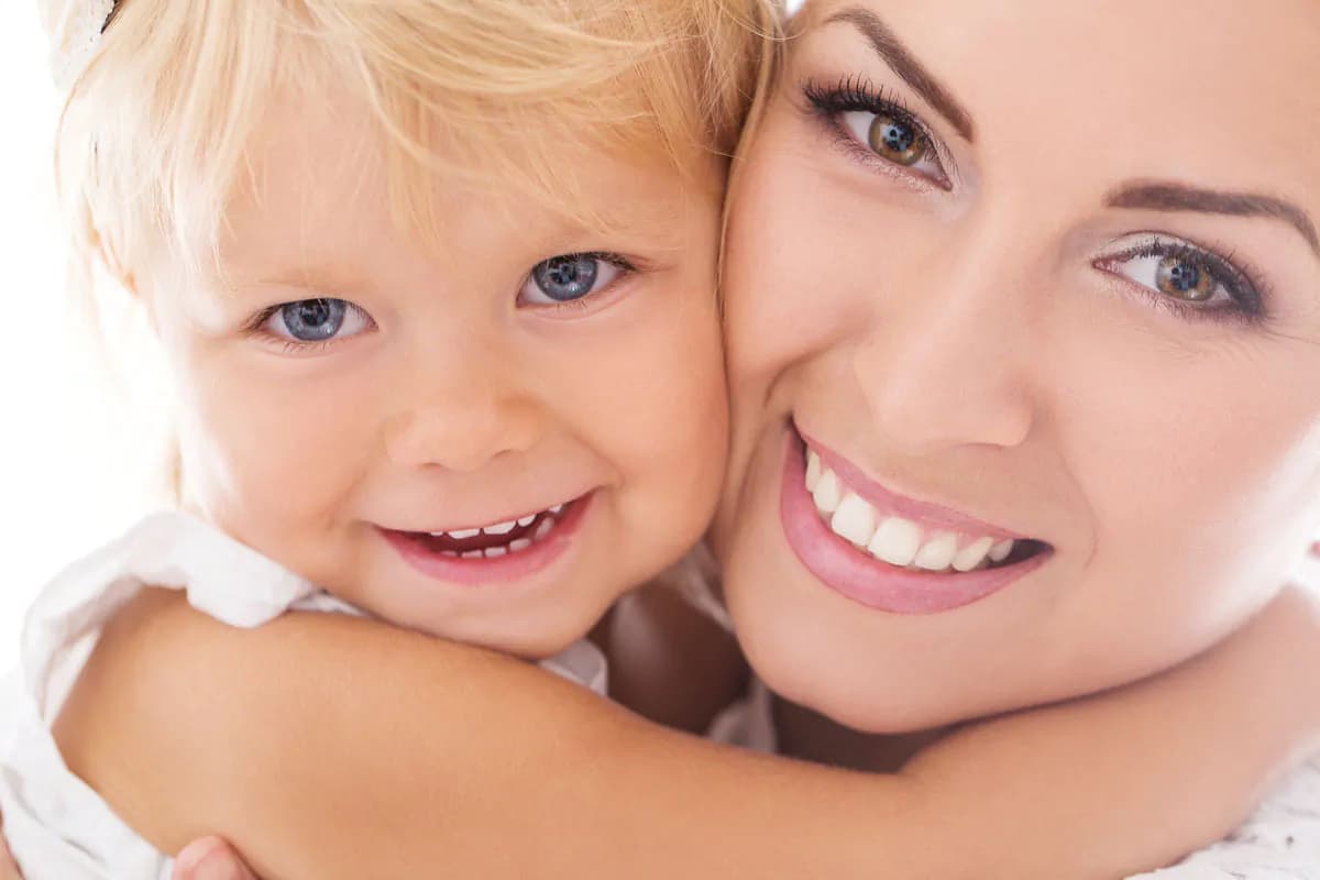 عکس استوک مادر و فرزند خوشحال