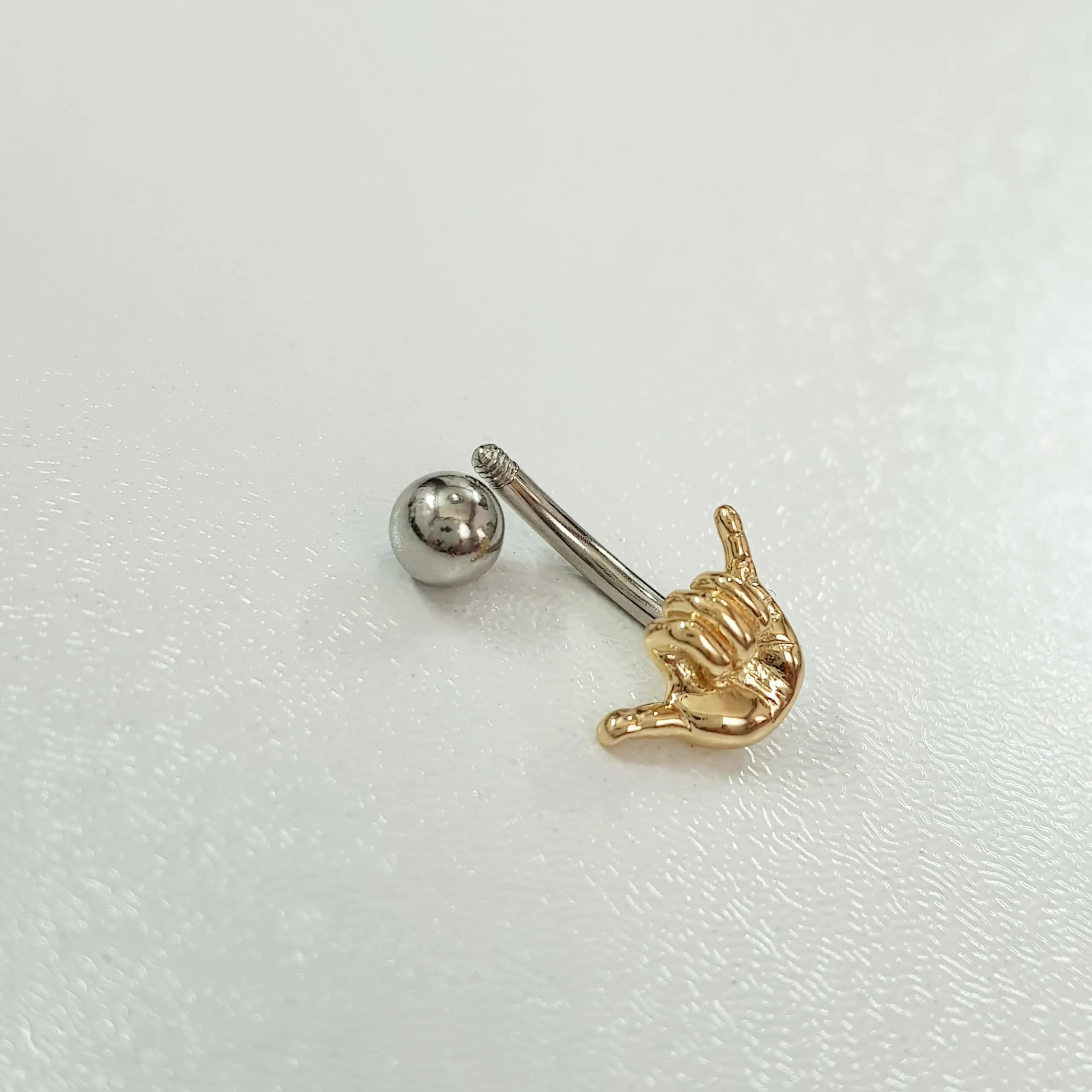 پرسینگ ناف طلایی طرح دست ، جنس استیل جراحی (Surgical Steel) — تصویر ۲