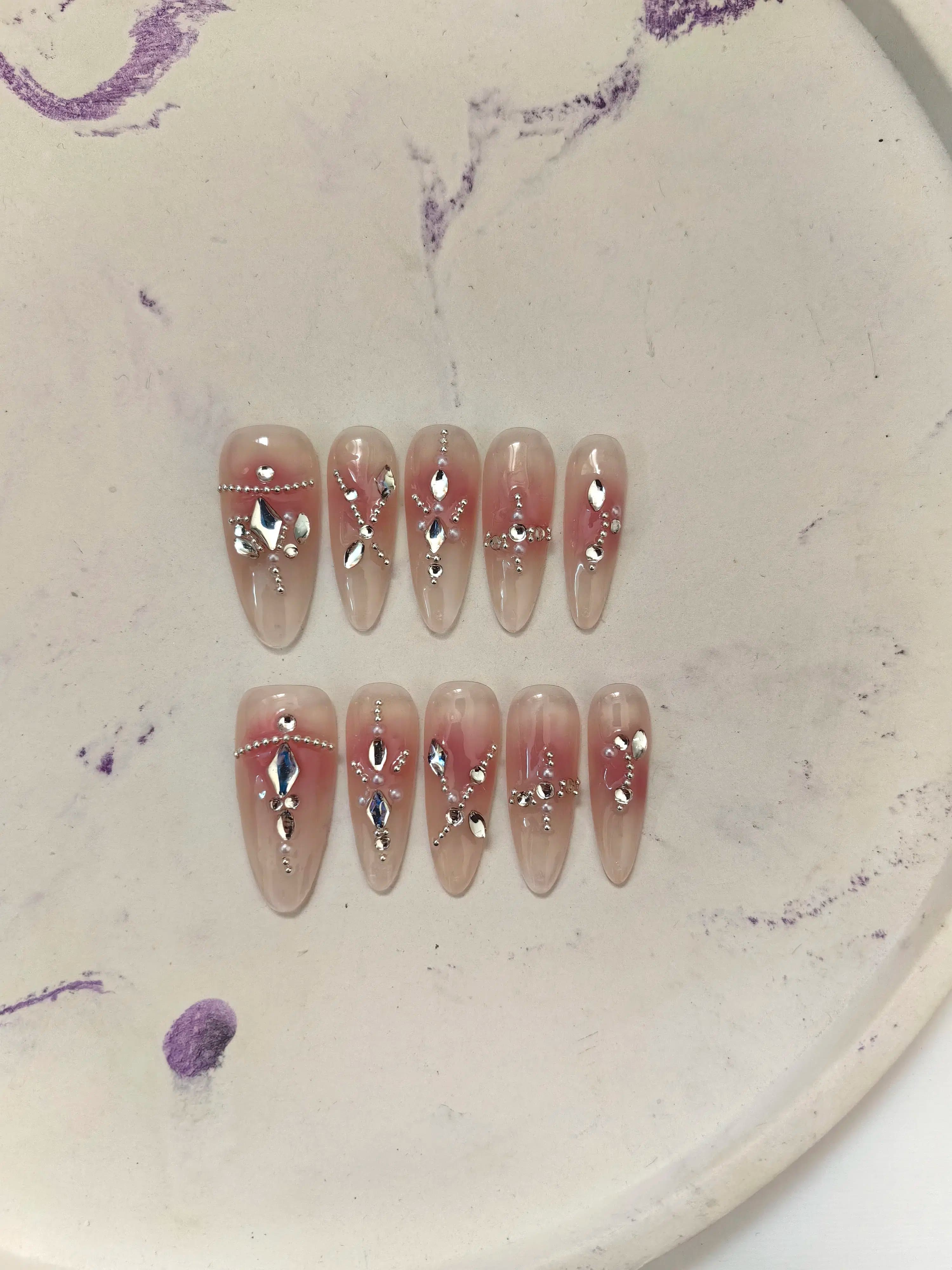 ناخن مصنوعی مدل بیبی بومر صورتی بلند طرح نگین راسا – RSN0238 — تصویر ۸