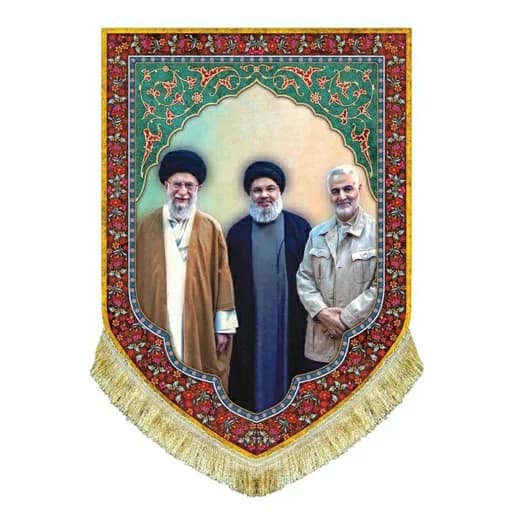 کتیبه مخمل عمودی رهبر شهید امام خامنه ای و شهید سید حسن نصرالله و شهید قاسم سلیمانی