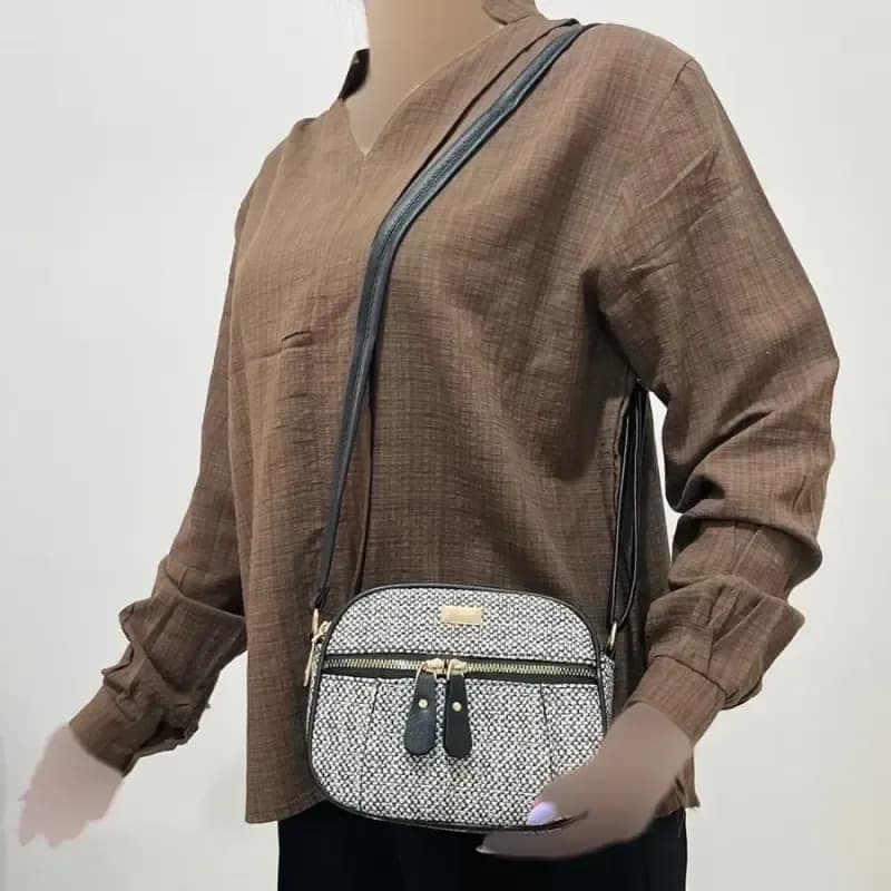 کیف زنانه چرم طرح کنفی چهار زیپ کد 1380 با بند دوشی قابل تنظیم — تصویر ۲