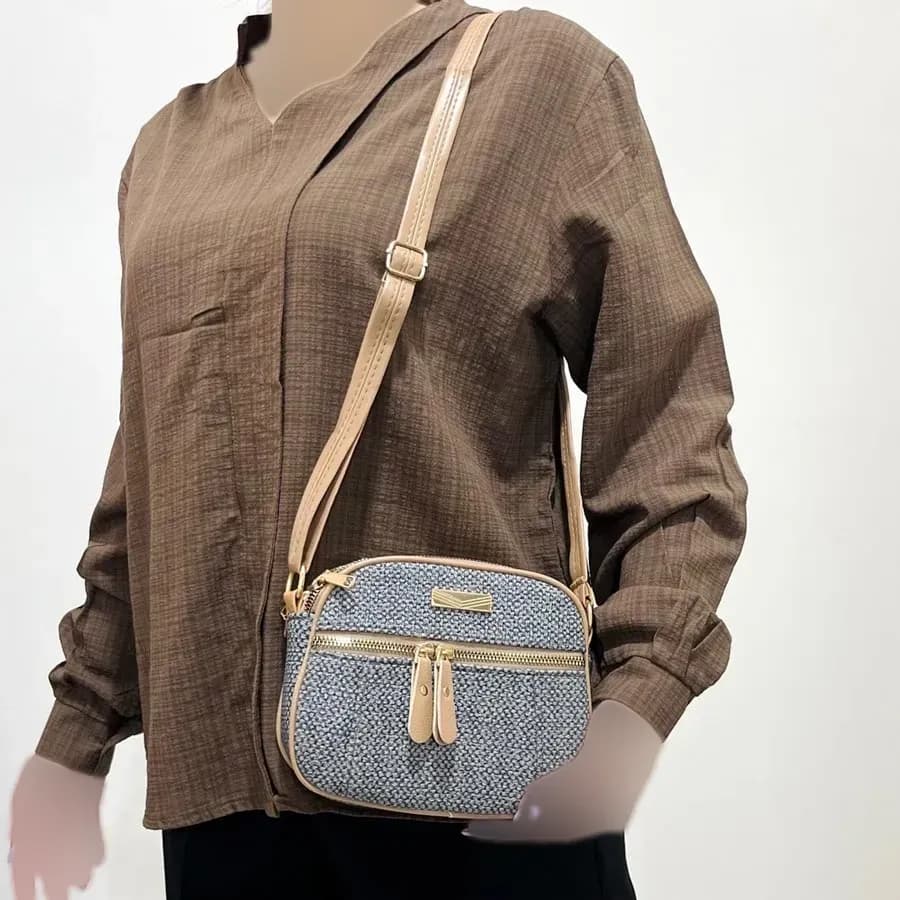کیف زنانه چرم طرح کنفی چهار زیپ کد 1380 با بند دوشی قابل تنظیم — تصویر ۱۰