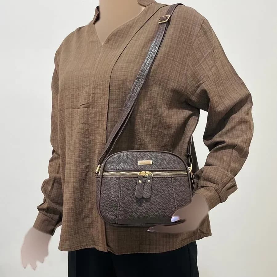 کیف زنانه چرم طرح کنفی چهار زیپ کد 1380 با بند دوشی قابل تنظیم — تصویر ۹