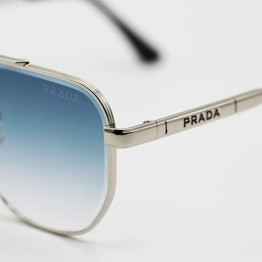 عینک آفتابی Prada با فریم شکل چندضلعی، نقرهای رنگ و عدسی آبی سایه روشن مدل 22410 — تصویر ۶