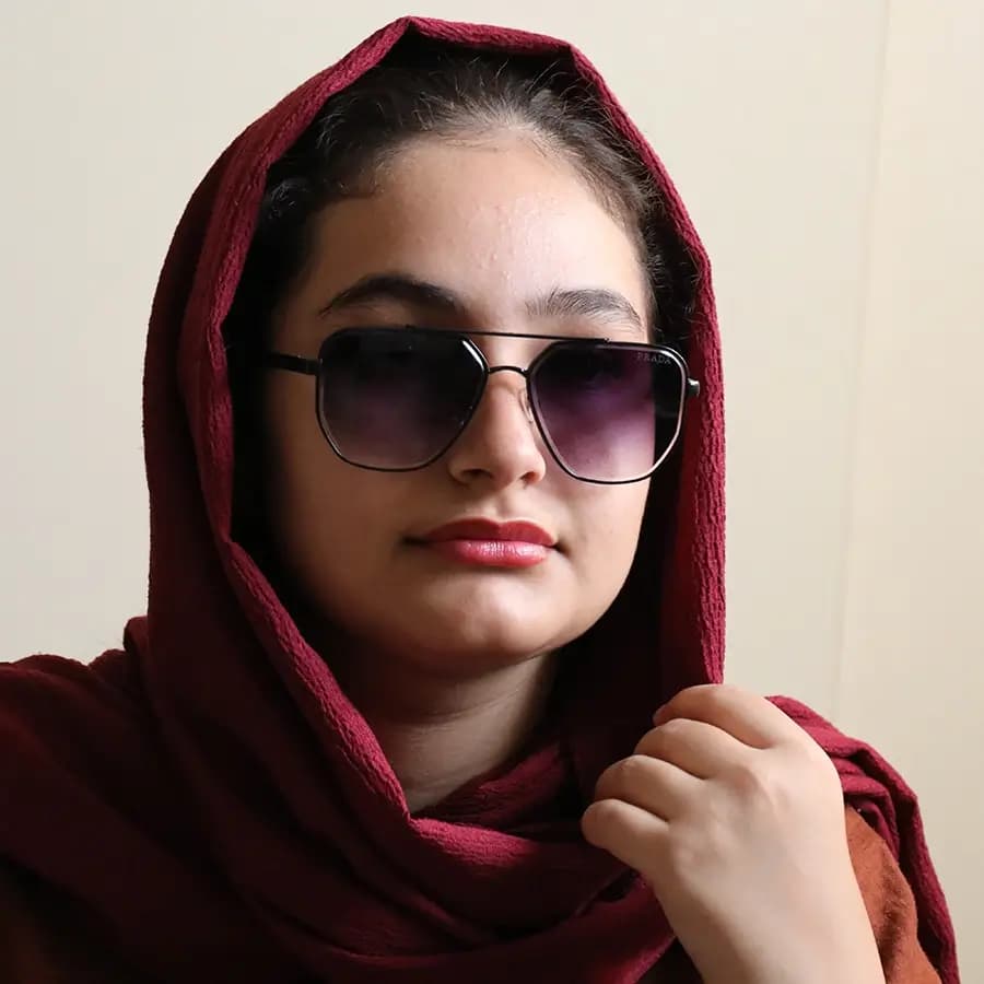 عینک آفتابی Prada با فریم شکل چندضلعی، نقرهای رنگ و عدسی آبی سایه روشن مدل 22410 — تصویر ۸