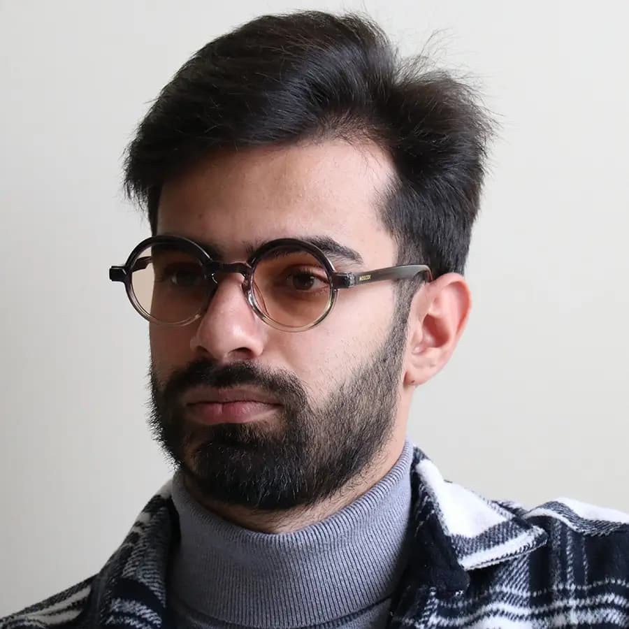 عینک آفتابی پلاریزه موسکات با فریم گرد، رنگ طوسی، دسته سیمدار و لنز دودی سایه روشن مدل P1206 — تصویر ۲