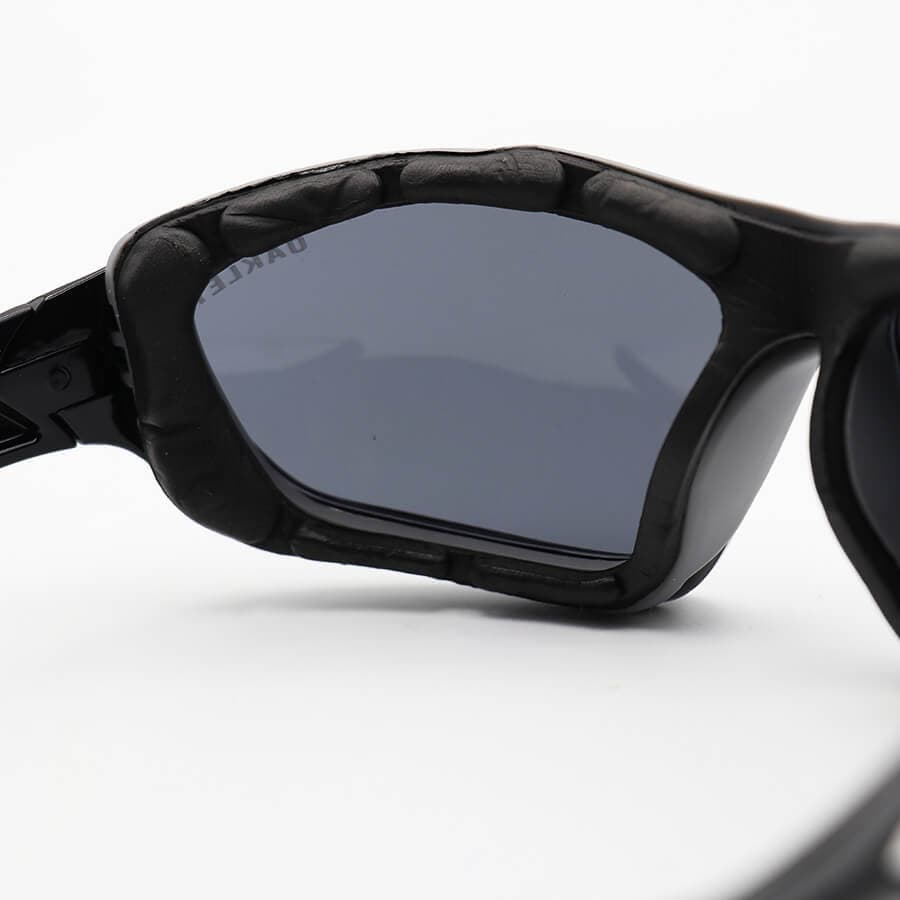 عینک ورزشی OAKLEY با فریم مشکی رنگ، بیسدار و لنز دودی تیره مدل 5347 — تصویر ۶