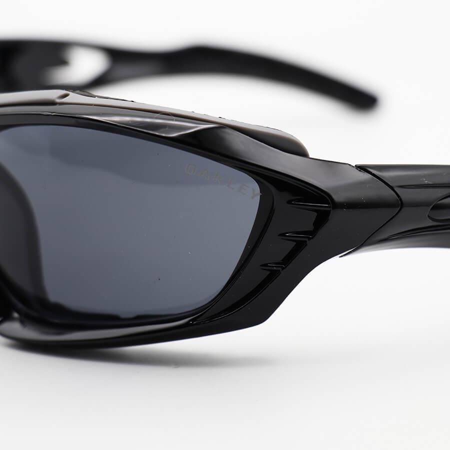 عینک ورزشی OAKLEY با فریم مشکی رنگ، بیسدار و لنز دودی تیره مدل 5347 — تصویر ۷