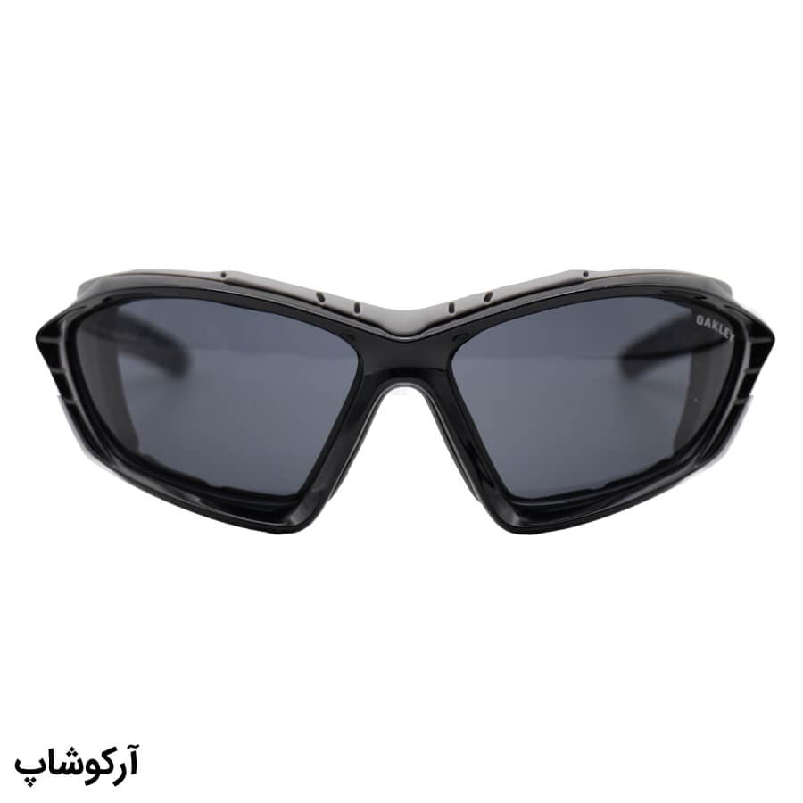 عینک ورزشی OAKLEY با فریم مشکی رنگ، بیسدار و لنز دودی تیره مدل 5347 — تصویر ۳