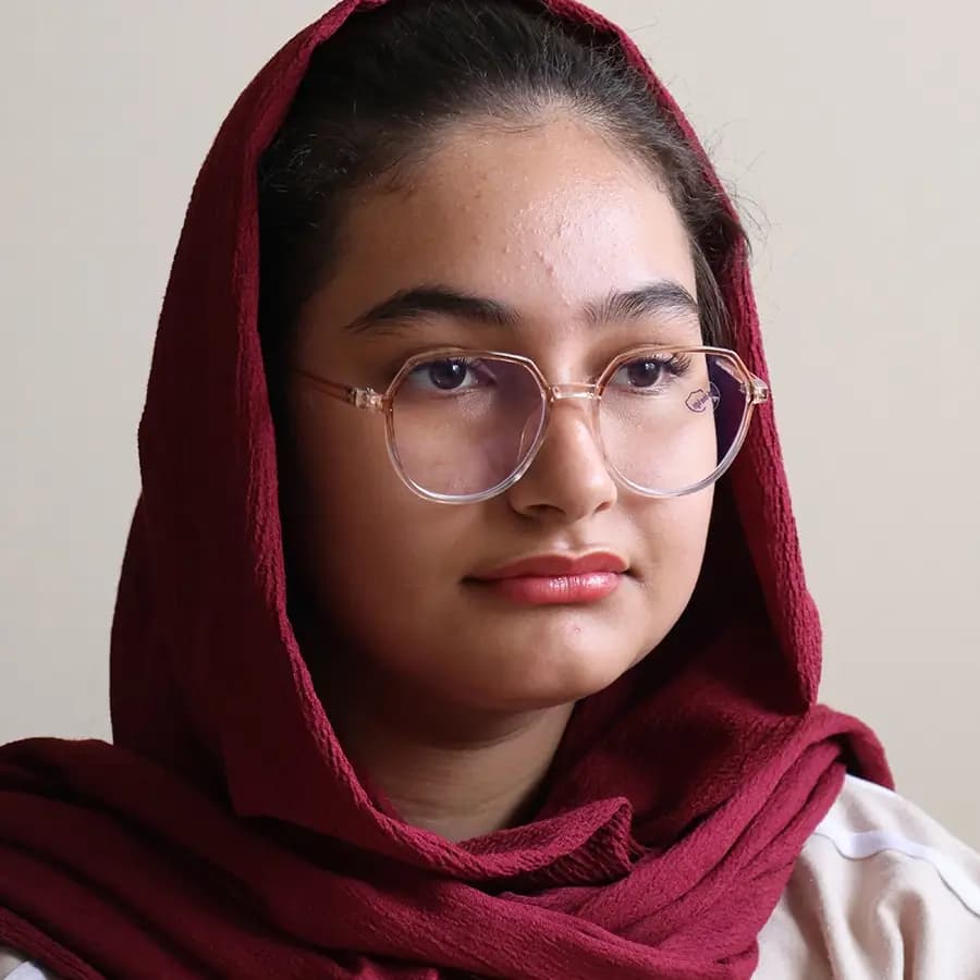 عینک با فریم قهوهای رنگ، شکل گرد مدرن، از جنس کائوچو و لنز بلوکات مدل 20314 — تصویر ۲