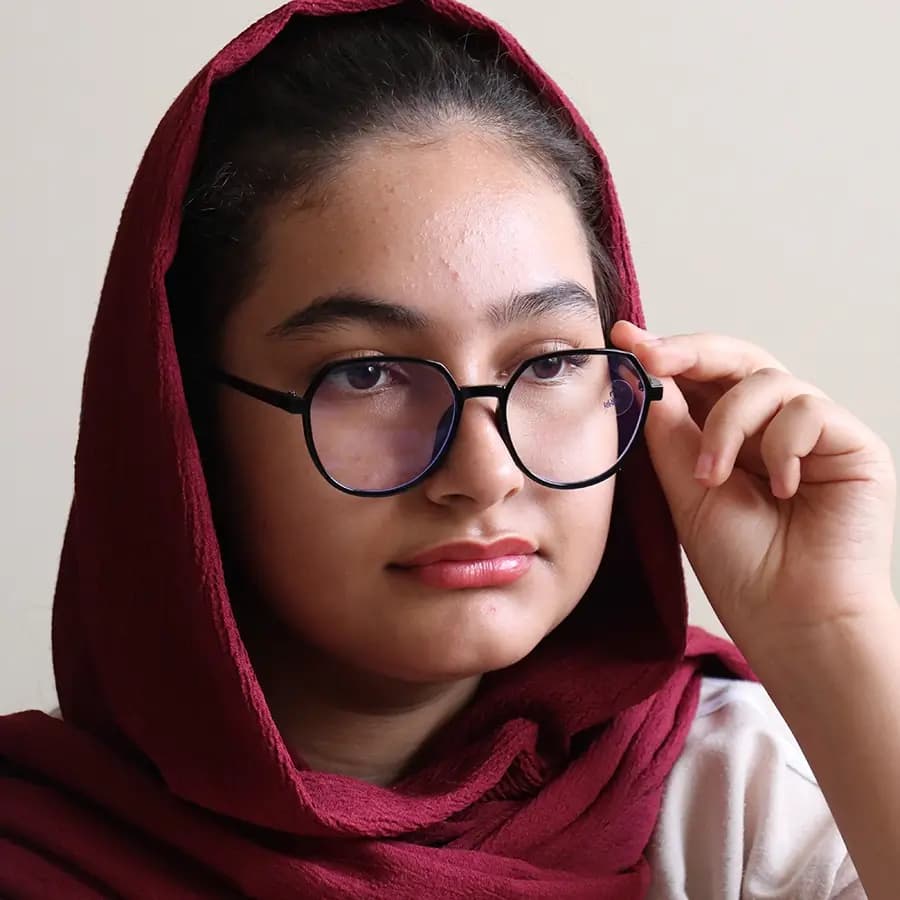 عینک با فریم مشکی رنگ، شکل گرد مدرن، از جنس کائوچو و لنز بلوکات مدل 20314 — تصویر ۲