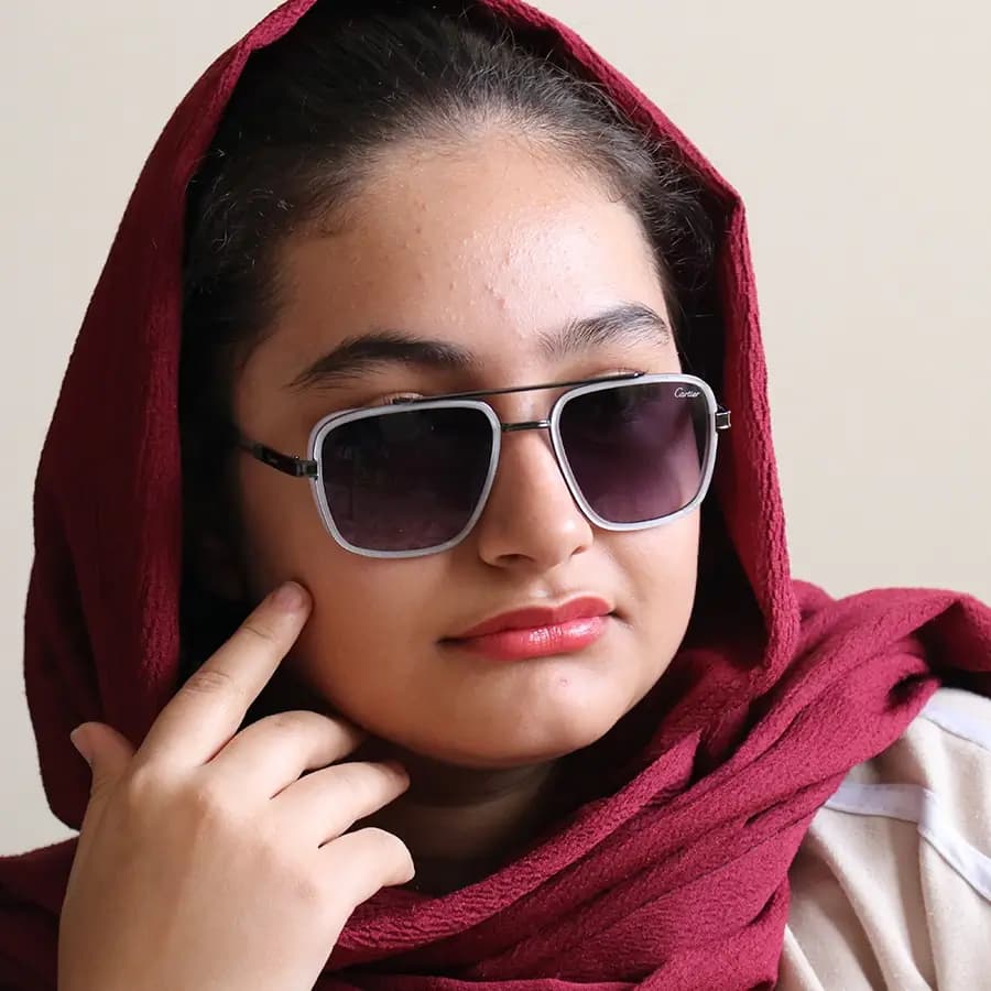 عینک آفتابی کارتیه با فریم رنگ سفید یخی و نوک مدادی، شکل چندضلعی، لنز دودی هایلایت و دسته سیمدار مدل 8052 — تصویر ۲