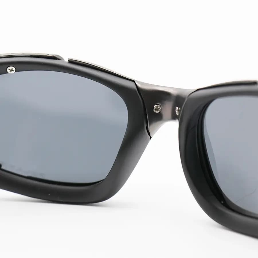 عینک آفتابی OAKLEY با فریم رنگ مشکی و نوک مدادی، لنز پلاریزه و دودی تیره به همراه پک اصلی مدل 9367 — تصویر ۸