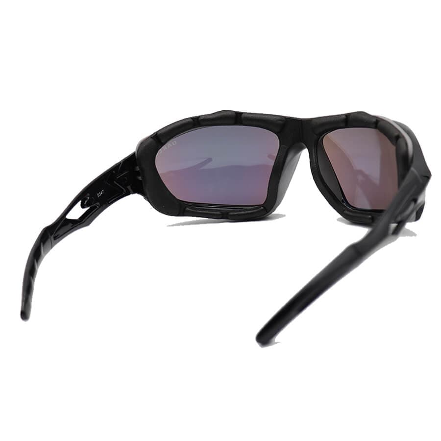 عینک ورزشی OAKLEY با فریم مشکی رنگ، بیسدار و لنز آینهای و جیوهای رنگ آبی مدل 5347 — تصویر ۴