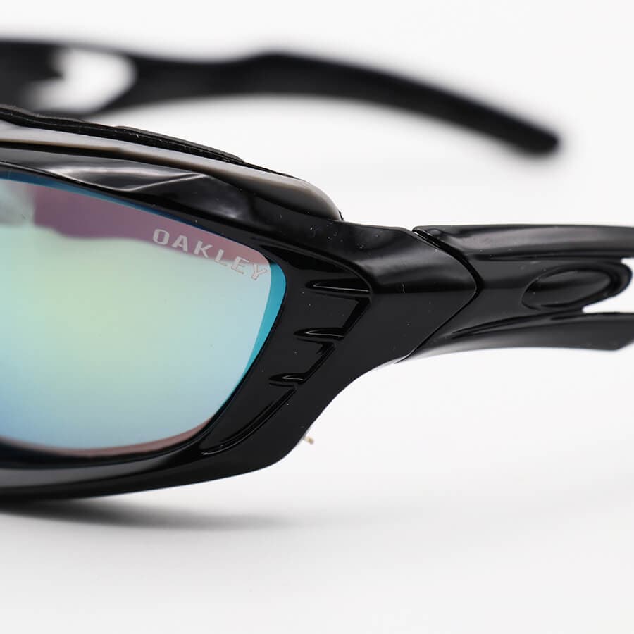عینک ورزشی OAKLEY با فریم مشکی رنگ، بیسدار و لنز آینهای و جیوهای رنگ آبی مدل 5347 — تصویر ۶